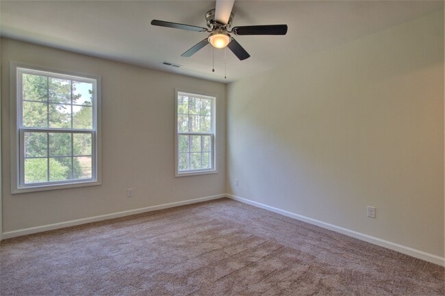 Building Photo - 2 BR/ 2.5 Bath Townhome located in The Tow...