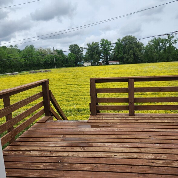 Large Private Deck - 880 N Base Rd