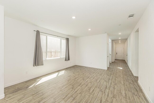 Building Photo - 2844 N Vahe Ave