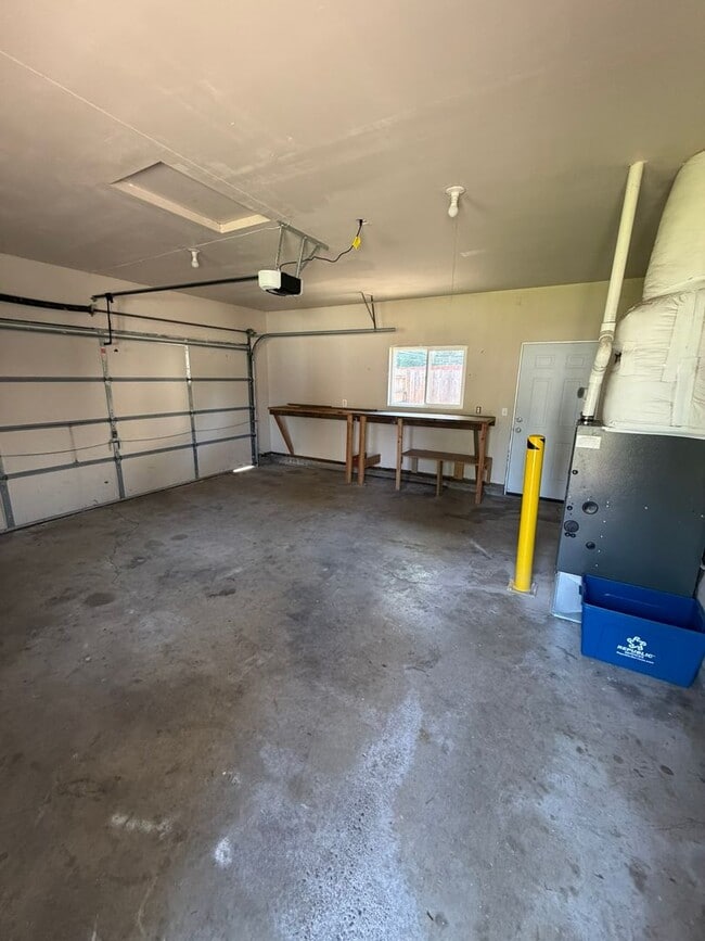 Building Photo - Beautiful 2 Bedroom on a Large Corner Lot!