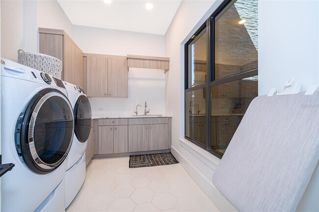 Building Photo - 15210 Pendio Dr