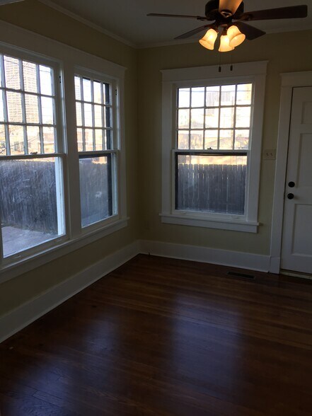 Building Photo - 1004 Scott St