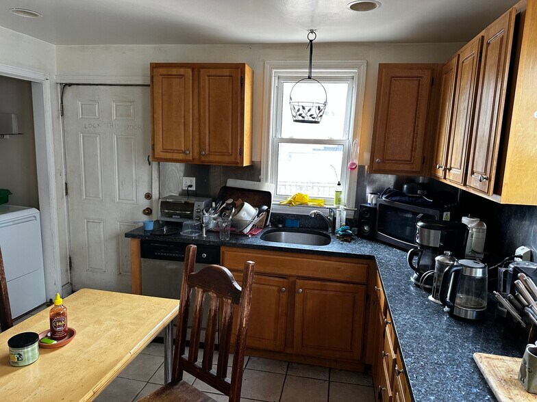 Building Photo - 40 Hooker St