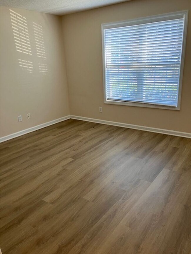 Building Photo - 721-D