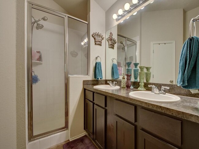 Building Photo - 1096 Twin Estates Dr