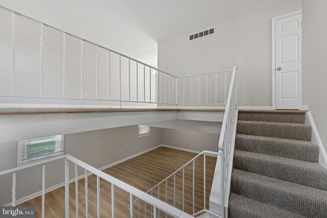 Building Photo - 908 Country Terrace