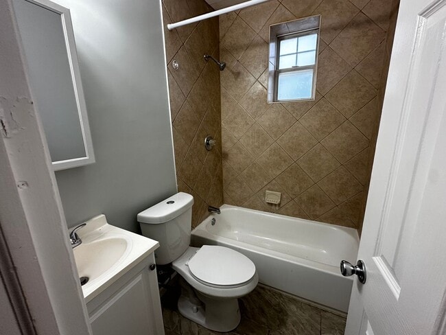 Building Photo - 4632 Hillside Rd SE