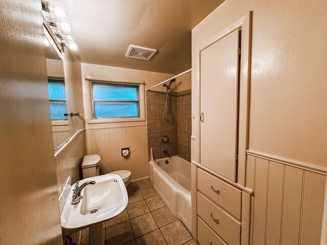 Building Photo - Charming 3 Bedroom in River Road Area!