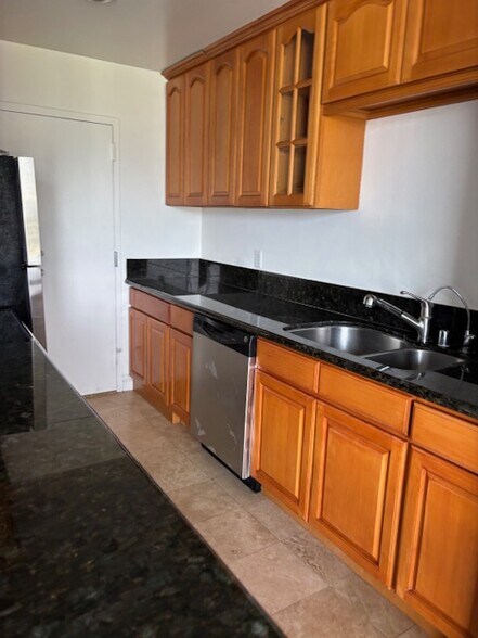 Building Photo - 100 S Doheny Dr