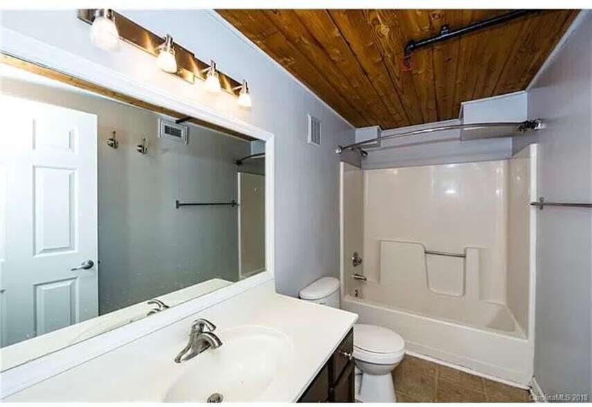 Bathrrom - 201 S Hoskins Rd