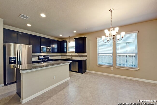 Building Photo - 3 Bed 2.5 Bath