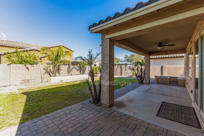 Building Photo - 2464 E Hazeltine Way