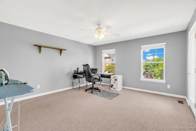 Building Photo - 42682 Park Cresent Dr
