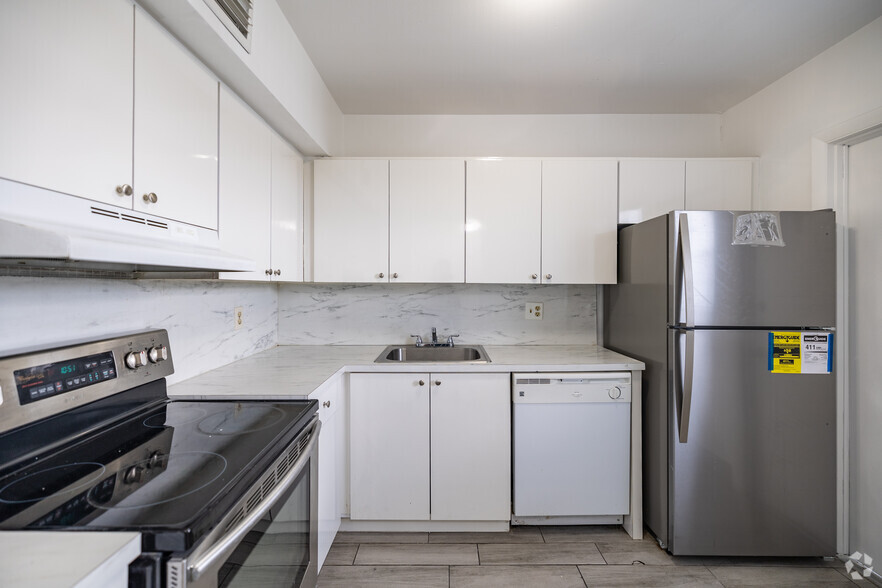 2BR, 2BA - 1100SF - Kitchen - Luna At Hollywood