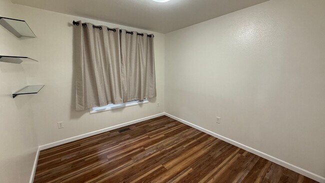 Building Photo - Well Maintained Top Floor 2 Bed/2 Bath Con...