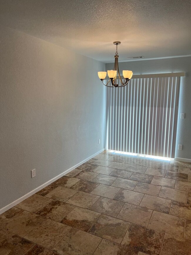 Building Photo - 3 Bedroom 2 Bathroom Home in the South Sub...