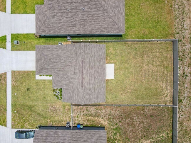 Building Photo - Beautiful 3 Bedroom 2 bath Home in desirab...