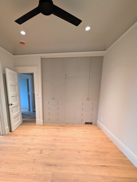 Main bedroom offers a ceiling fan, motorized blinds, and speakers for a restorative circadian cocoon - 328 Lexington St