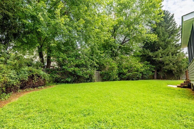 Building Photo - West Knoxville 37922 - Freshly painted and move-in ready, 3-bedroom, 2.5-bath home - Contact Matt...