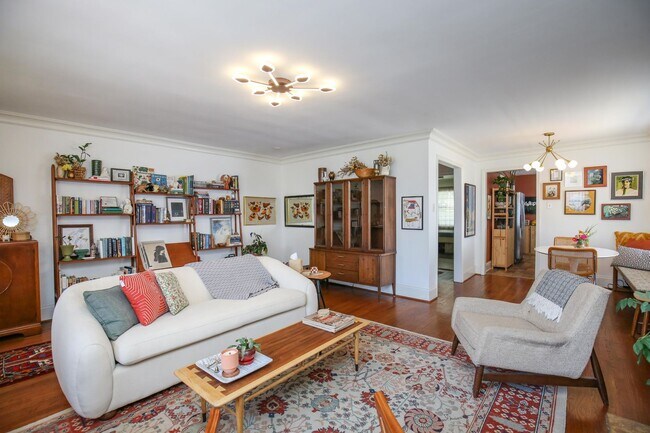 Building Photo - Adorable 3 bedroom ranch with fenced yard!