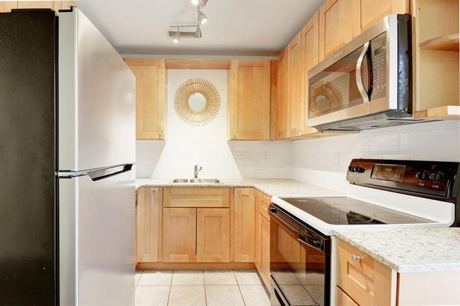 Building Photo - 1015 E Yager Ln