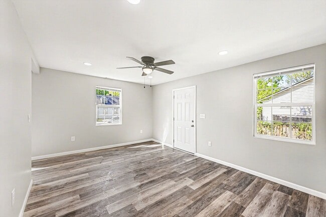 Building Photo - Renovated 2 Bed 1 Bath Home