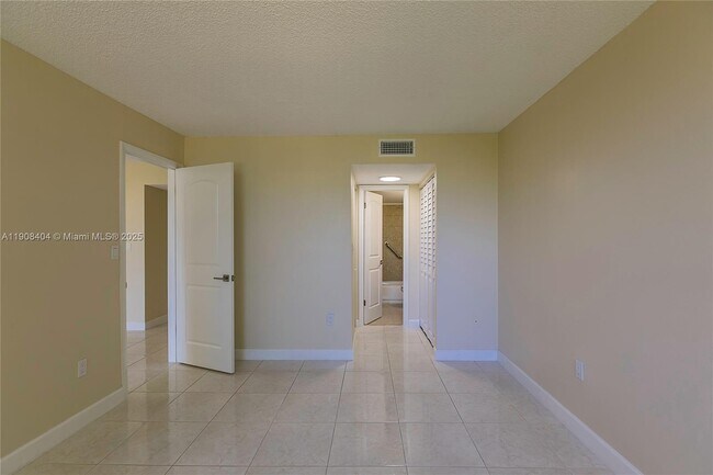 Building Photo - 13120 SW 92nd Ave