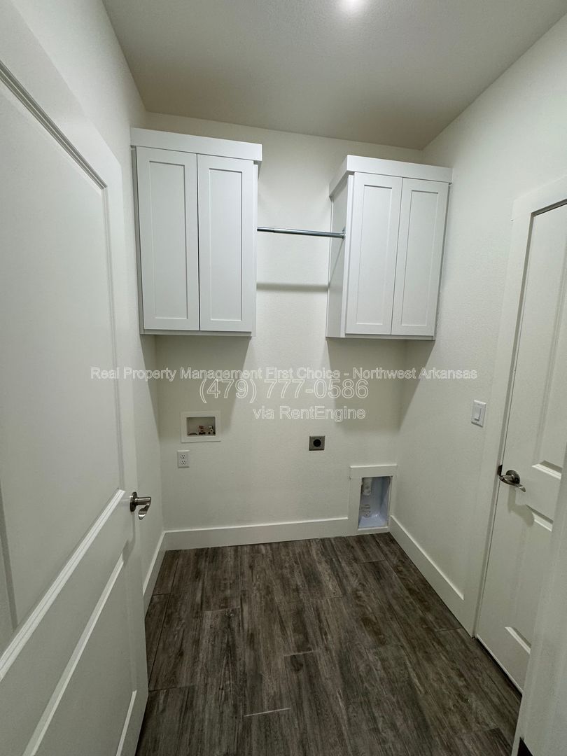 Building Photo - 720 Sun Meadow Dr
