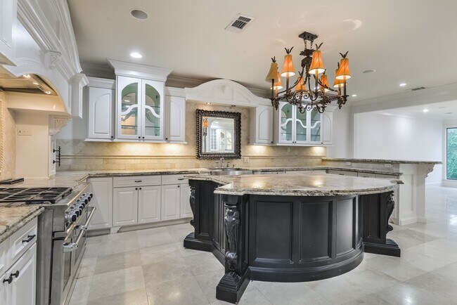 Building Photo - 15 W Shady Ln