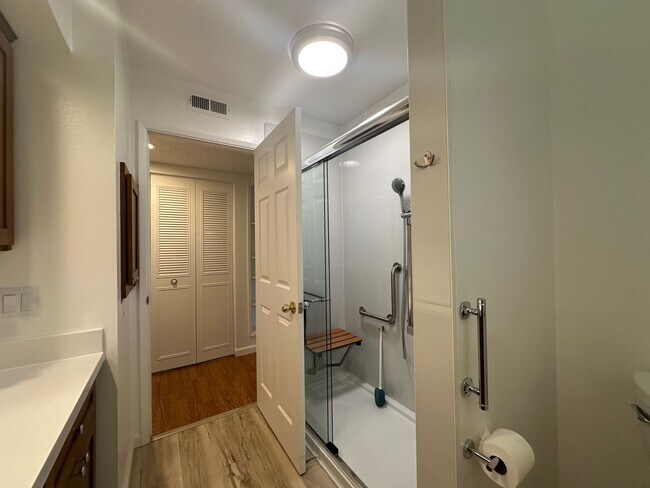 Building Photo - Two Bedroom in Great Location!