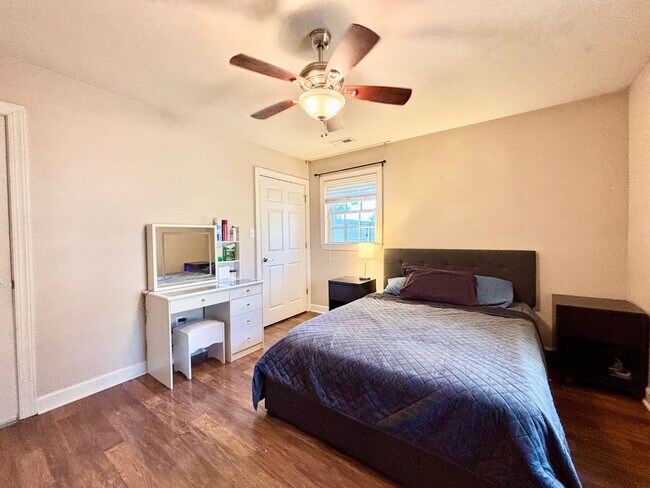 Building Photo - Spacious 4-Bedroom Home in Portsmouth