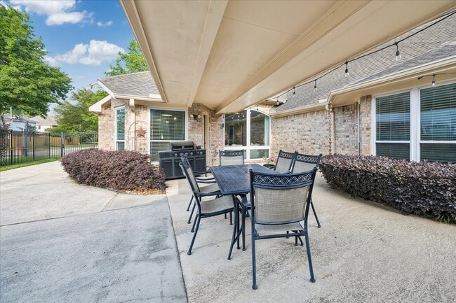 Building Photo - 16131 Castlegrove Ct