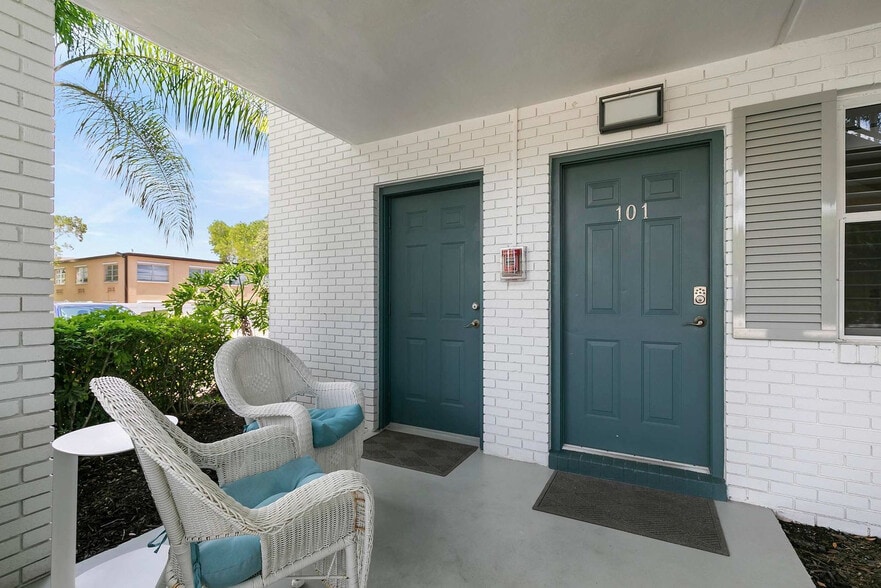 Building Photo - 800 S Golf Dr