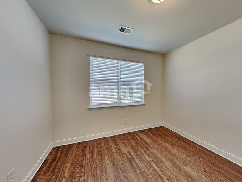 Building Photo - 7077 Creeksong Dr