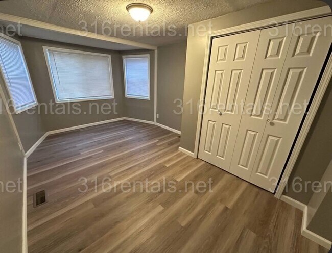 Building Photo - $1345 - 4 bed 1 bath home - Single Family ...