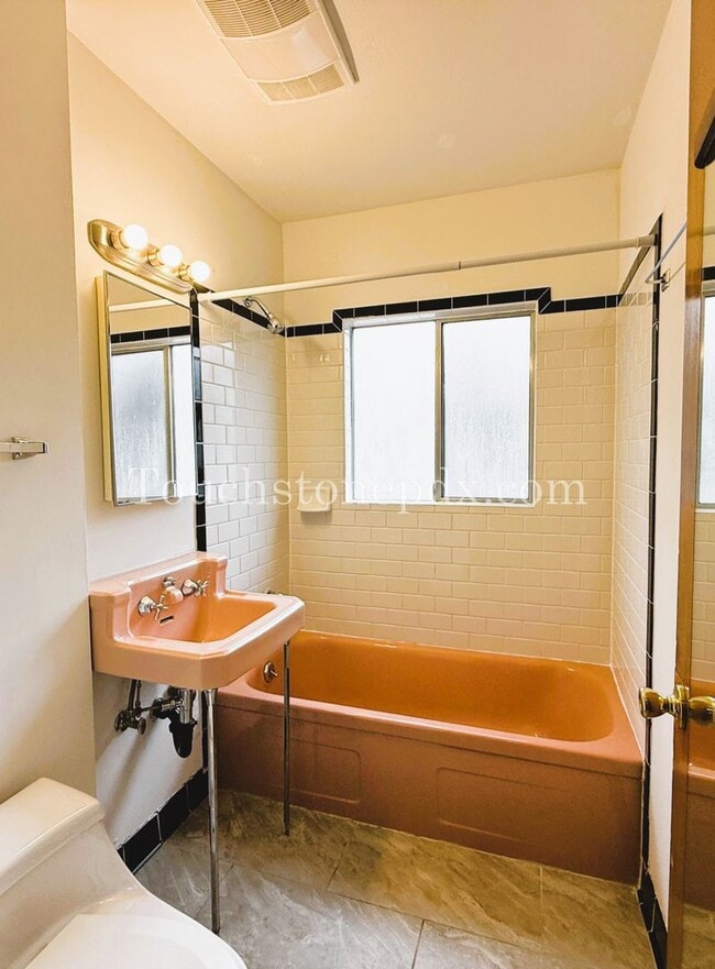 Building Photo - Charming 3-Bedroom Gem with Hardwood Floor...