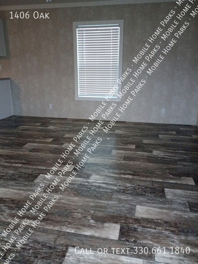 Building Photo - 1406 Oak-