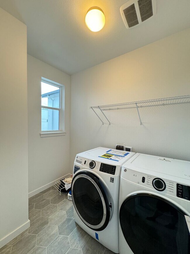 Building Photo - Luxury townhouse for rent