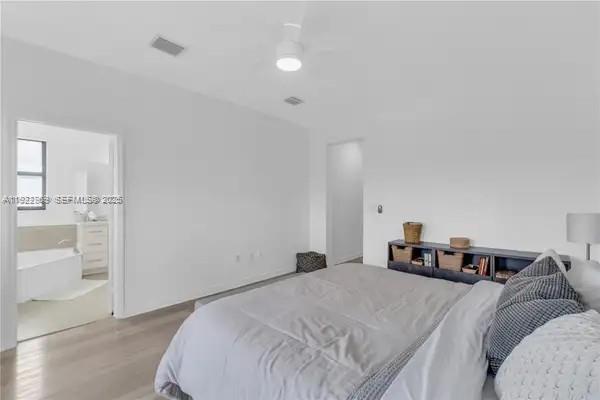 Building Photo - 6035 NW 104th Path