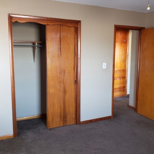 Building Photo - Well Kept Two Bed Room