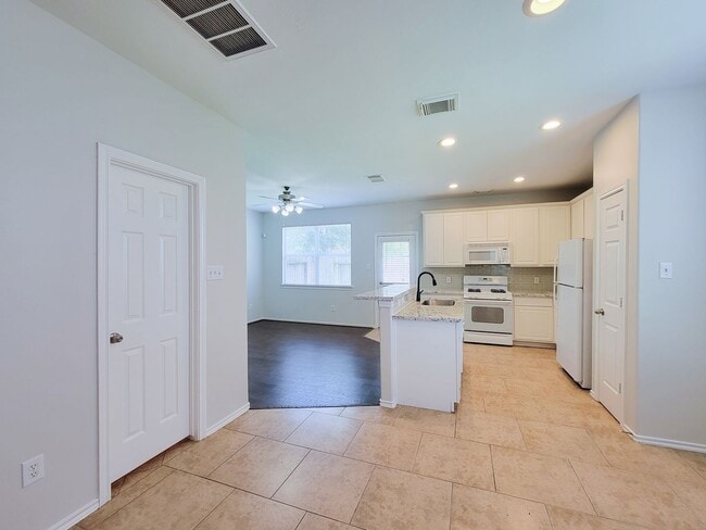 Building Photo - BEAUTIFUL 3 BEDROOM 2 BATH TOWNHOME THAAT ...