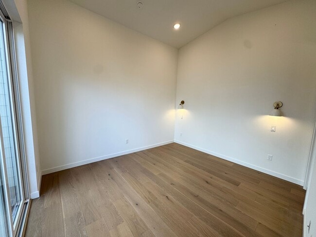 Building Photo - L0652