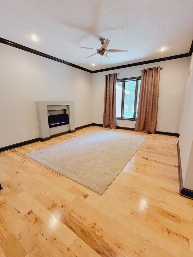 Building Photo - Spacious & Unique in Twin Oaks, Southwest ...