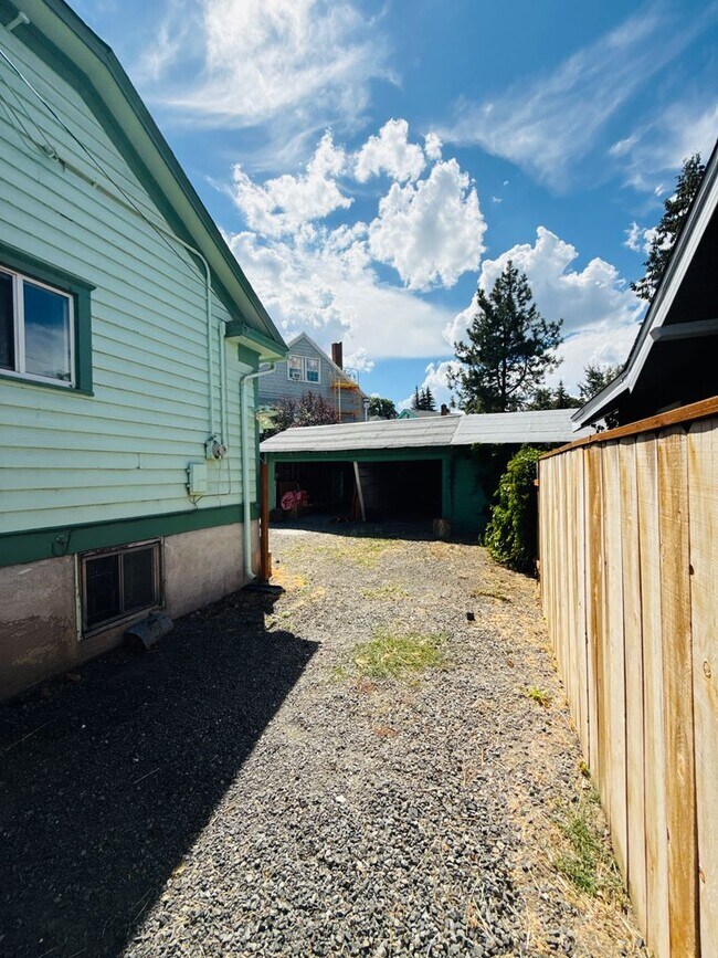 Building Photo - Charming bungalow with off street parking ...