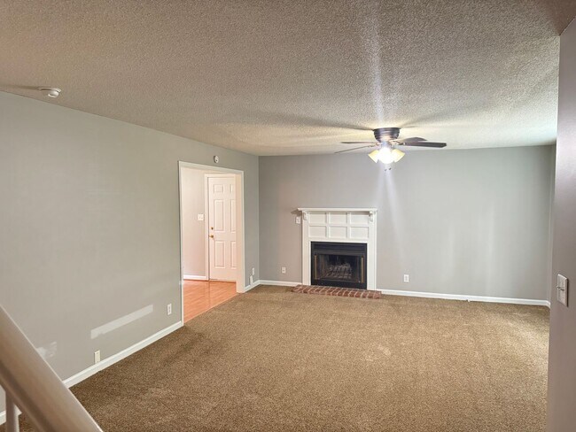 Building Photo - Exit 8! Rossview School. 4 Bed/2 Bath over 1700 Sq.ft!