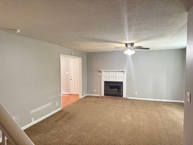 Building Photo - Exit 8! Rossview School. 4 Bed/2 Bath over...
