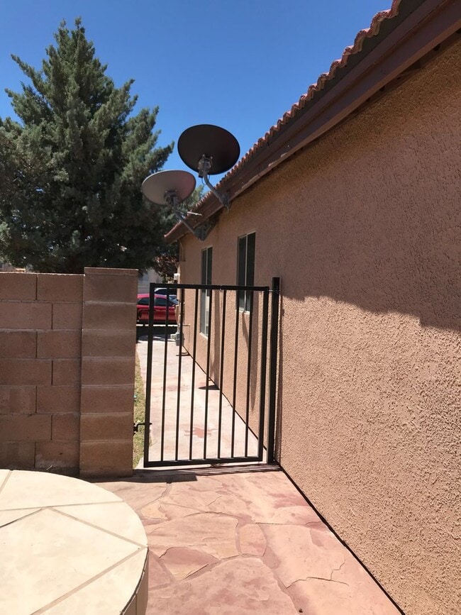 Building Photo - 3 BDR 2 Bath in Chaparral Village neighbor...