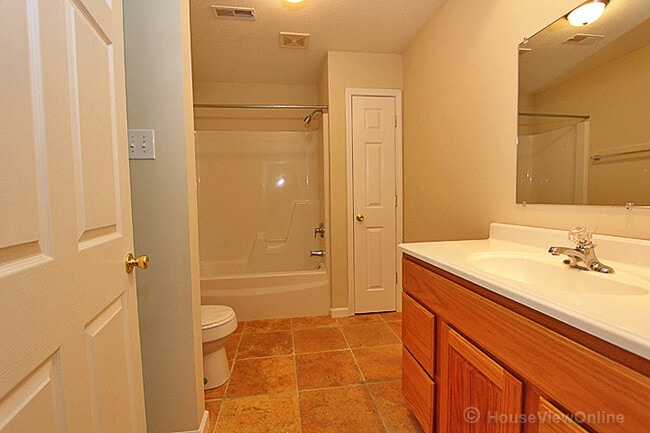 Building Photo - Spacious 2 Bedroom in Cape