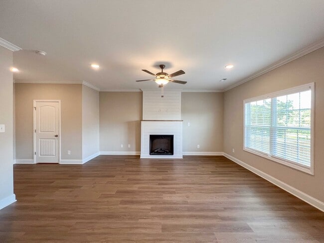 Building Photo - Beautiful Like-New 3 bed/2.5 bath w/ 2-car garage & fenced in backyard available June 24th!
