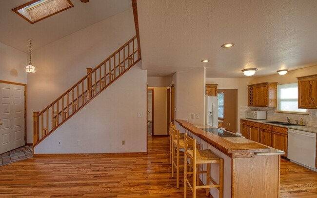 Building Photo - 3B/3B in The Shores with Finished Basement and 2 Car Garage!